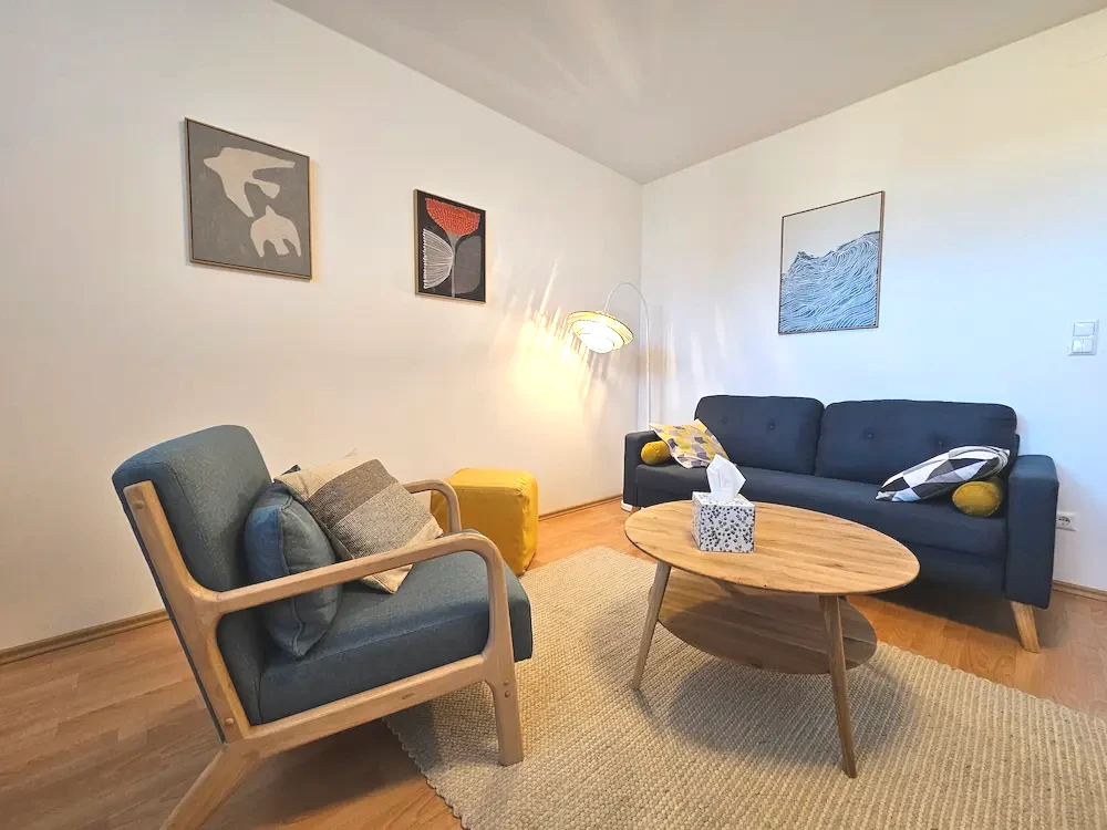 Therapieraum der Klinischen Psychologin in Villach Professioneller Therapieraum einer klinischen Psychologin in Villach für die Behandlung von psychischen Beschwerden vor Ort.