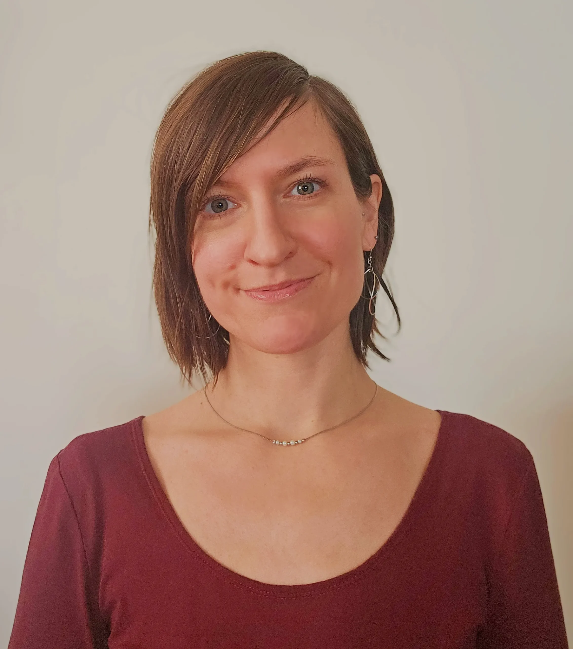 Kontakt – Klinische Psychologin in Villach & Online Porträt der Klinischen Psychologin Sonja Leithner, die direkt in die Kamera blickt. Oberkörper bis zur Hälfte sichtbar – Kontaktseite einer psychologischen Praxis in Villach und online