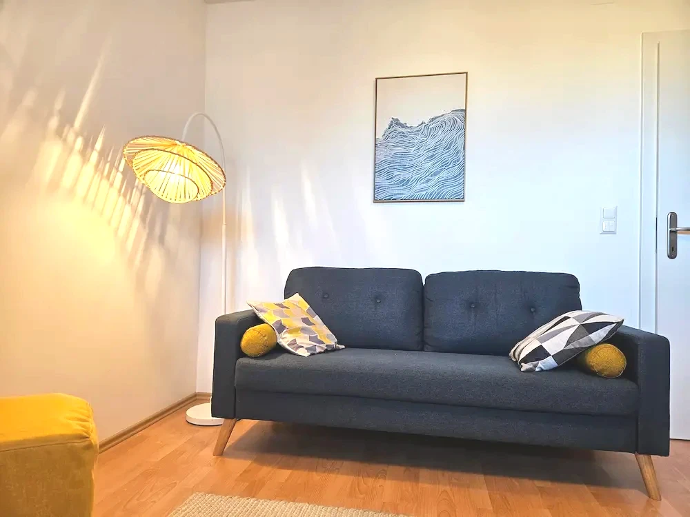 Einladender Praxisraum für psychologische Therapie in Villach Hell und diskret gestalteter Praxisraum für psychologische Therapie in Villach, ideal für vertrauliche Gespräche