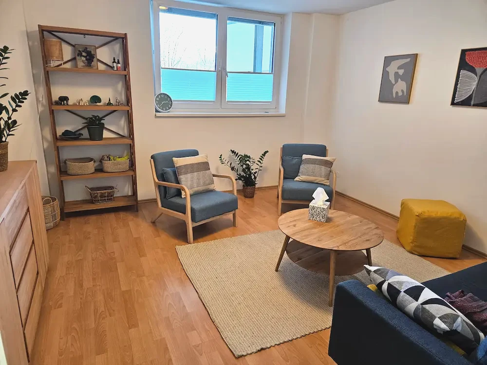 Moderne psychologische Praxis in Villach & Online-Therapie Blick in den Behandlungsraum für klinisch-psychologische Therapie in Villach. Auch als professionelles Setting für Online-Therapie genutzt
