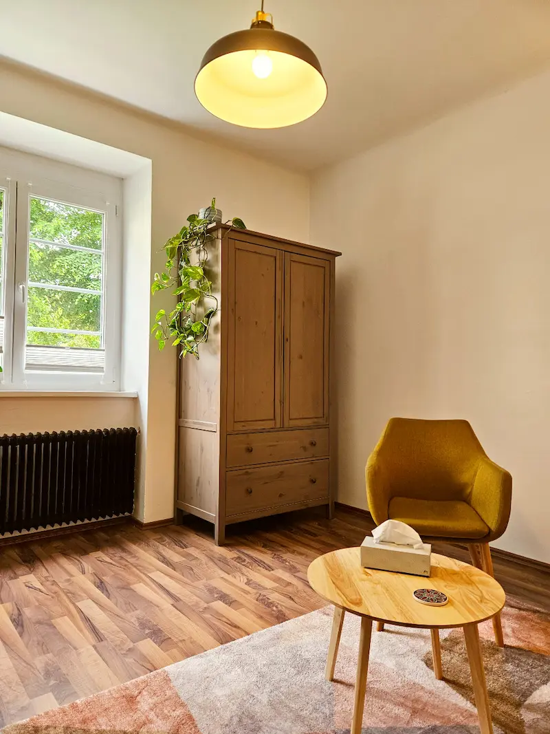 Moderne psychologische Praxis in Villach & Online-Therapie Blick in den Behandlungsraum für klinisch-psychologische Therapie in Villach
