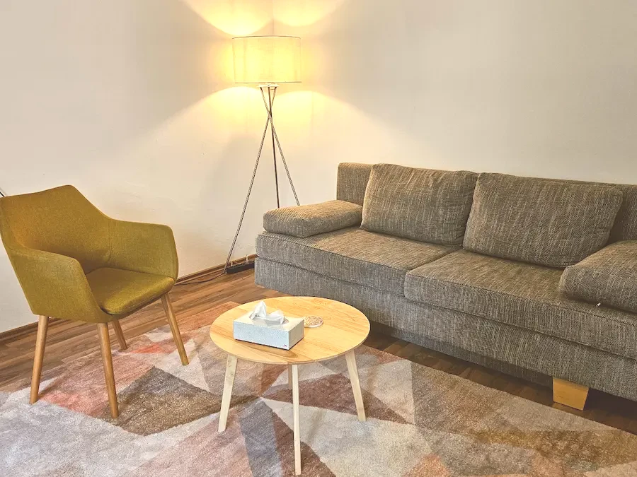 Therapieraum der Klinischen Psychologin in Villach Professioneller Therapieraum einer klinischen Psychologin in Villach für die Behandlung von psychischen Beschwerden vor Ort.